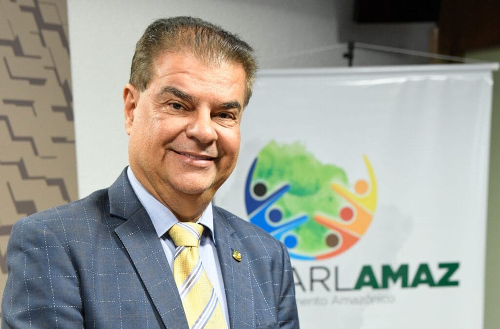 Presidente do PARLAMAZ, Senador Nelsinho Trad, assinando a Declaração