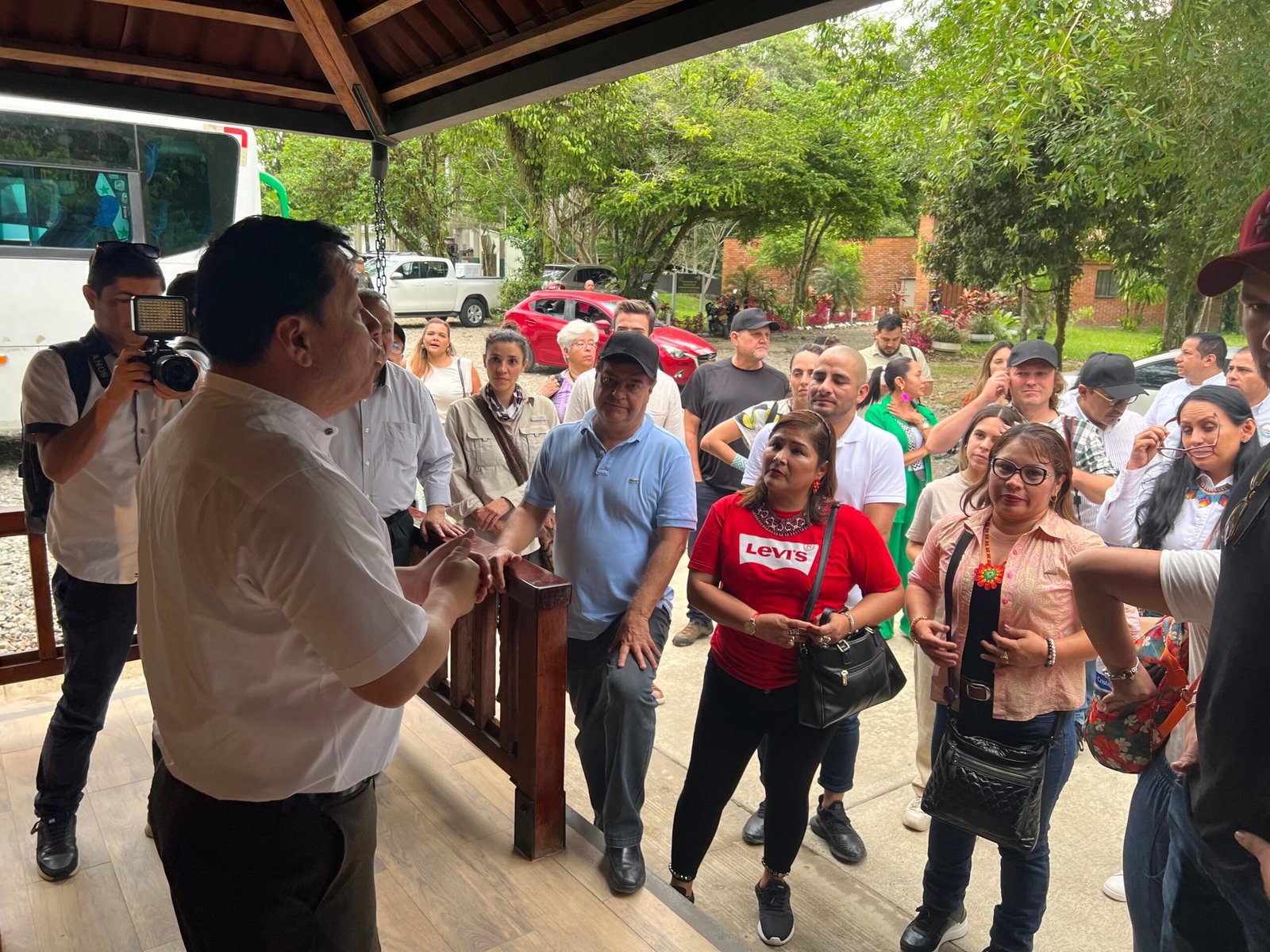 Delegações parlamentares em visita ao Centro Experimental Amazônico, Putumayo, Colômbia