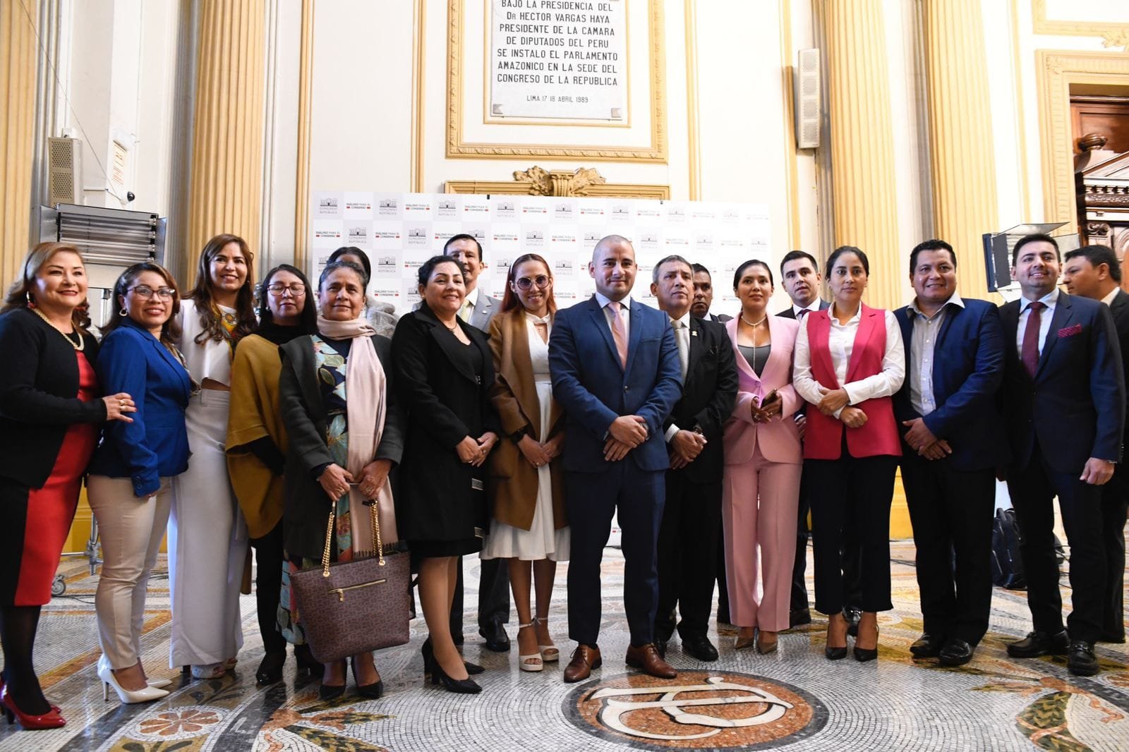 Delegações dos países junto à Placa de Criação do Parlamento Amazônico. Sede do Congresso da República do Peru