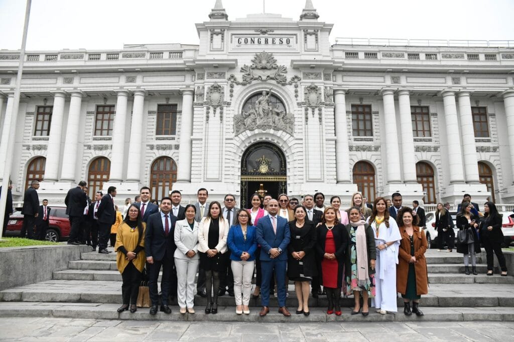 Comitiva na frente do Congresso do Peru