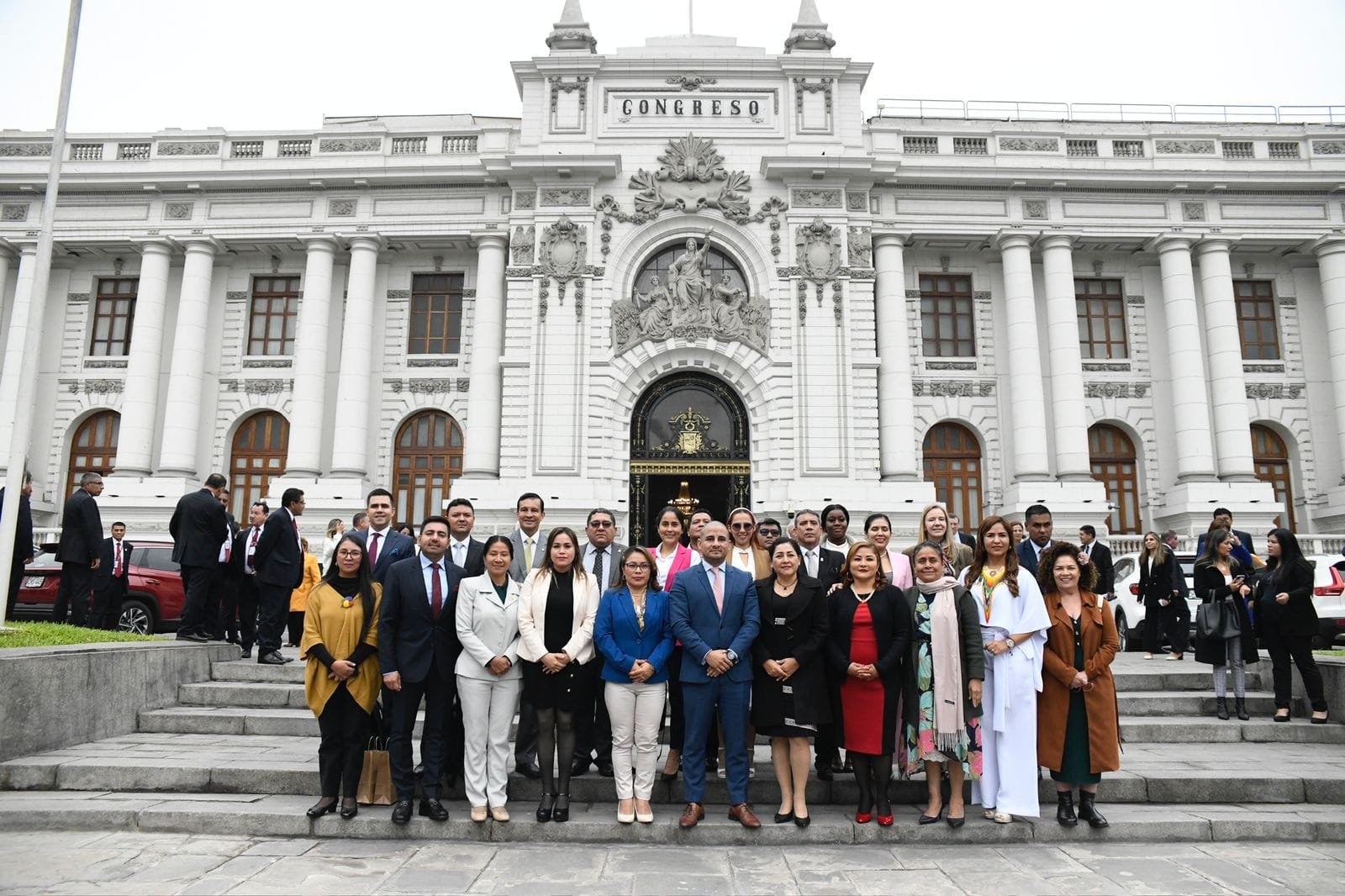 Comitiva na frente do Congresso do Peru
