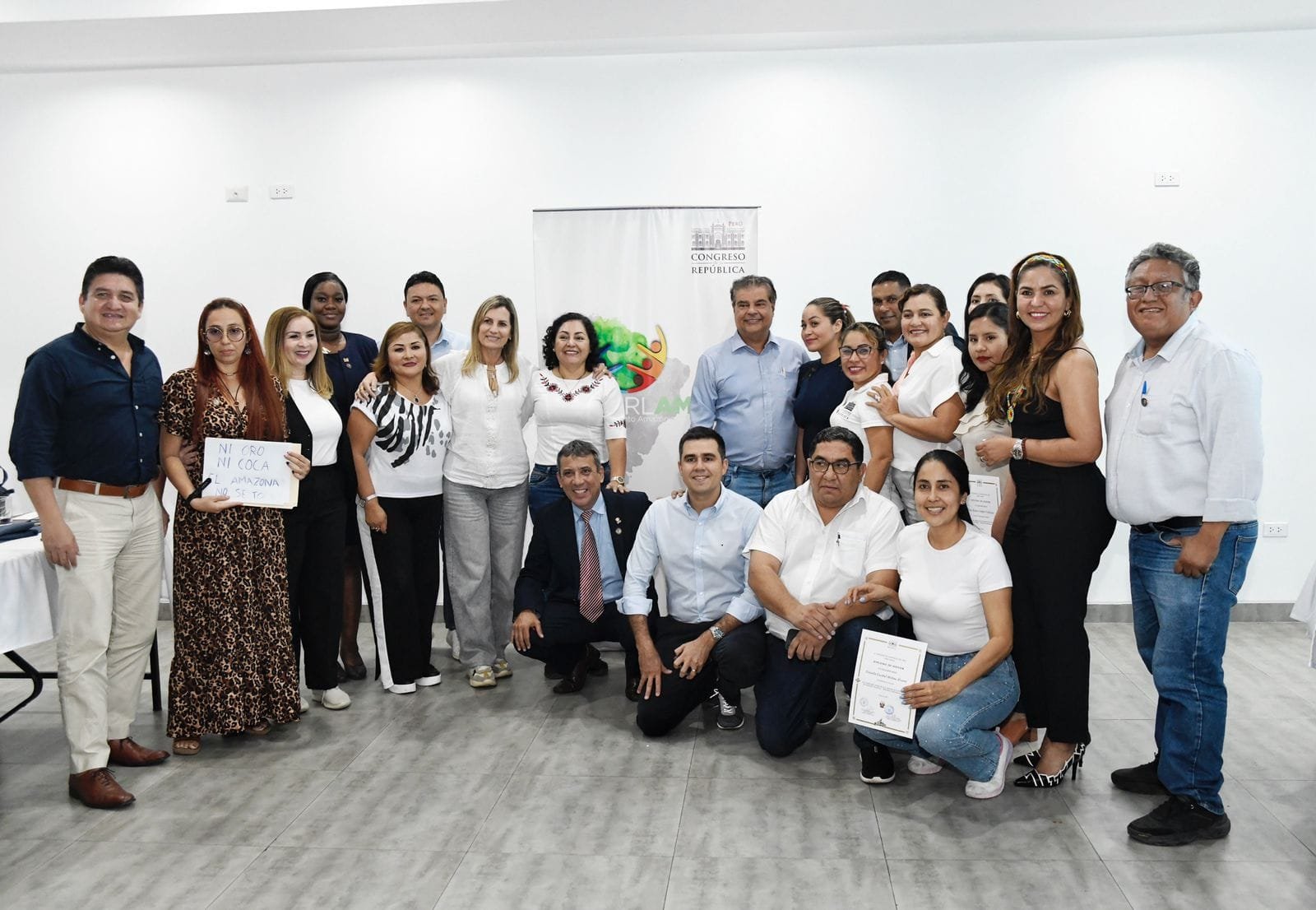 Delegação de parlamentares após a sessão de Tarapoto, Peru