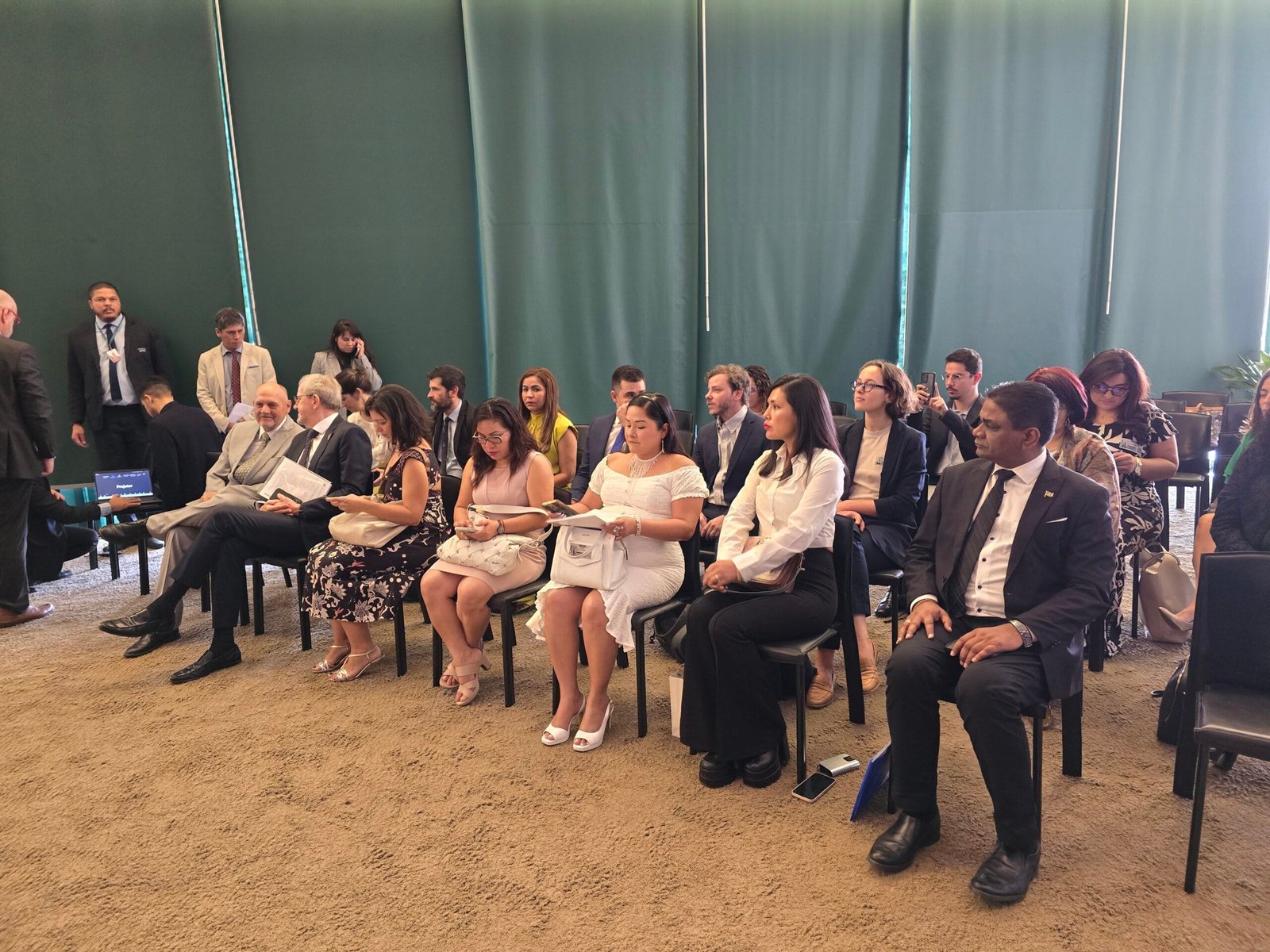 Delegações parlamentares durante o painel de bioeconomia nos países amazônicos, Brasília