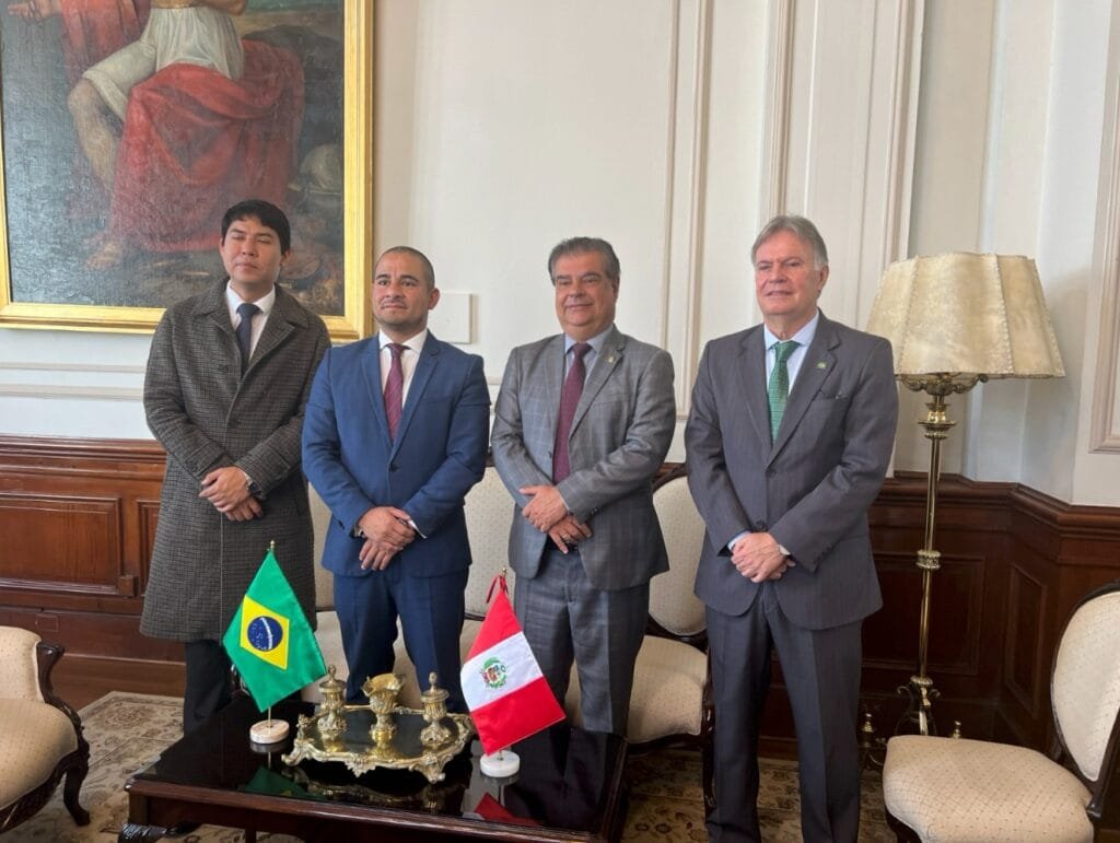 Encontro do Presidente do Parlamaz, com o Assembleista Arthuro Alegria, membro da delegação peruana, e Presidente da Comissão de Constituição e Regulamento do Congresso peruano, Lima